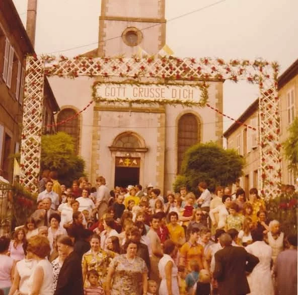 Habitants réunis devant l’église pour la consécration de l’abbé Jean-Marie — 1973