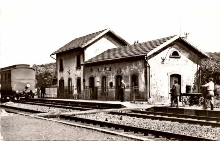 Gare de Diebling avec autorail et personnel ferroviaire