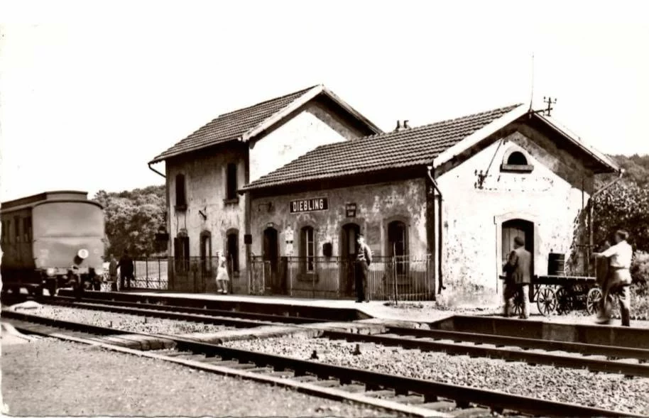 Gare de Diebling avec autorail et personnel ferroviaire