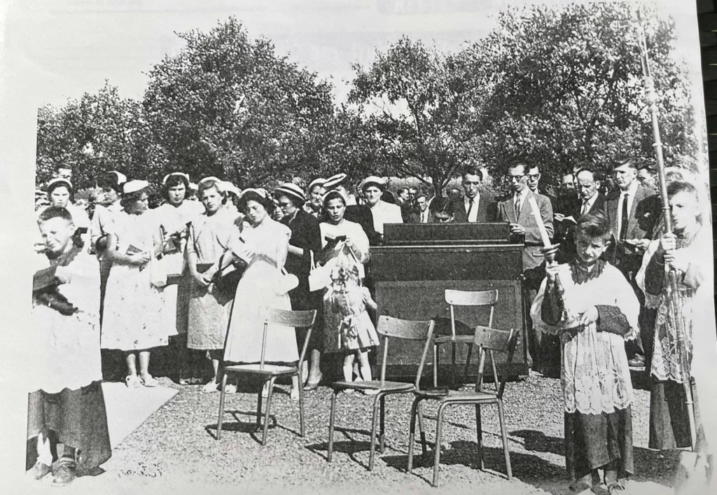 Chorale et harmonium lors de l’inauguration de la grotte de Diebling — 1966