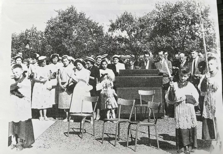 Chorale et harmonium lors de l’inauguration de la grotte de Diebling — 1966
