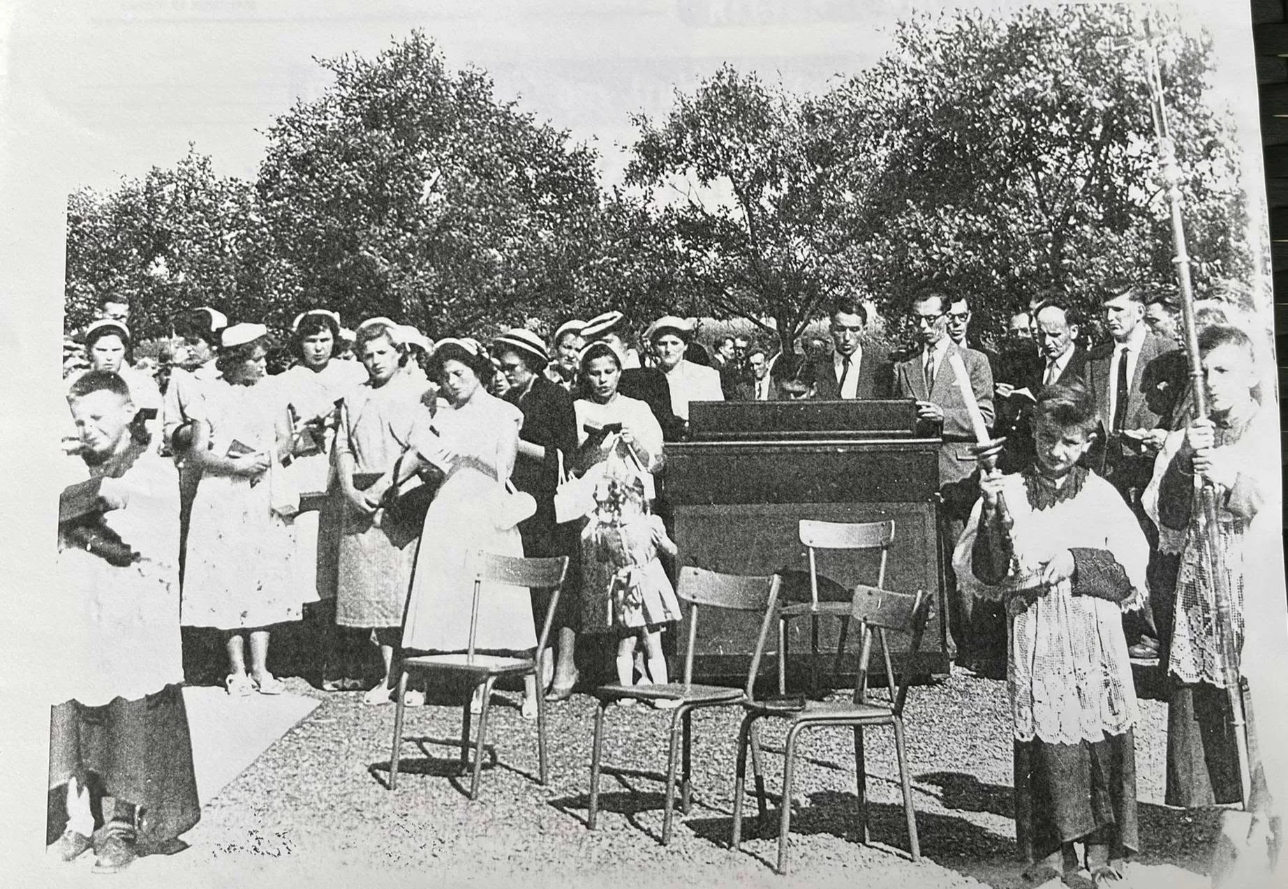 Chorale et harmonium lors de l’inauguration de la grotte de Diebling — 1966