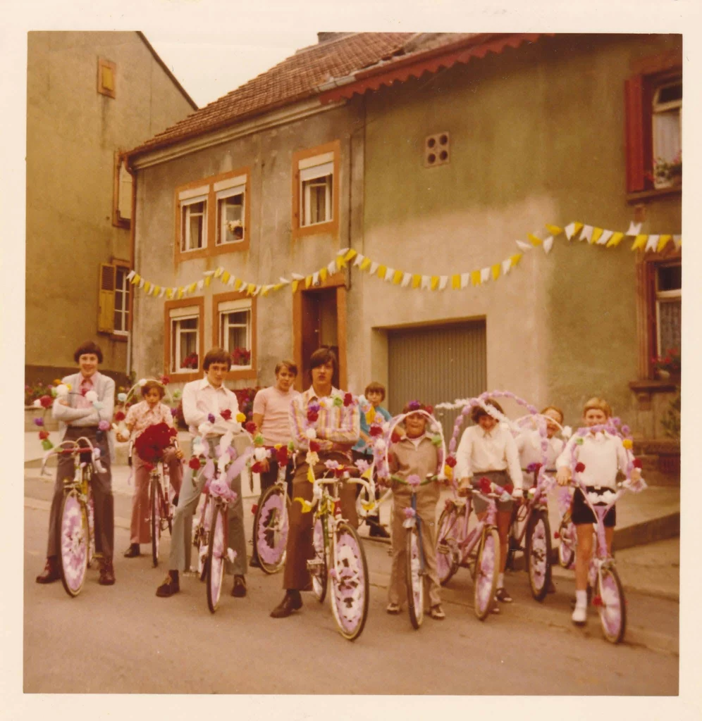 Cortège cycliste pour la consécration de l’abbé Jean-Marie — 1973