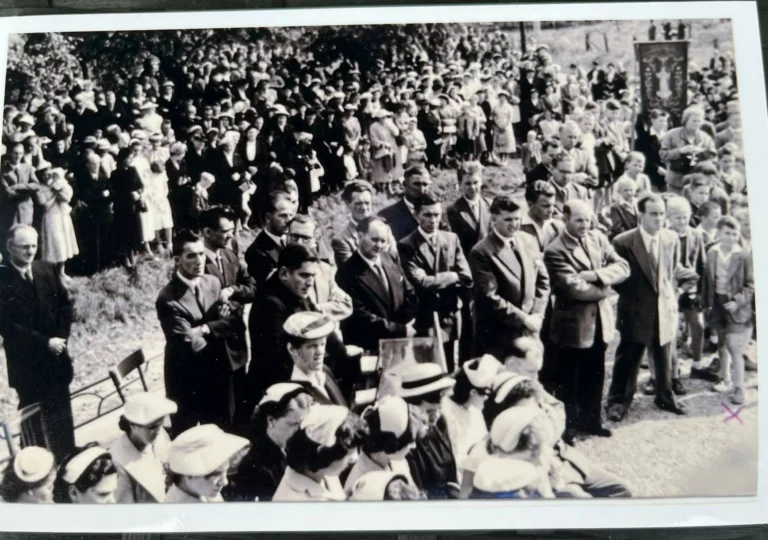 Habitants réunis pour l’inauguration de la grotte de Diebling — 1966