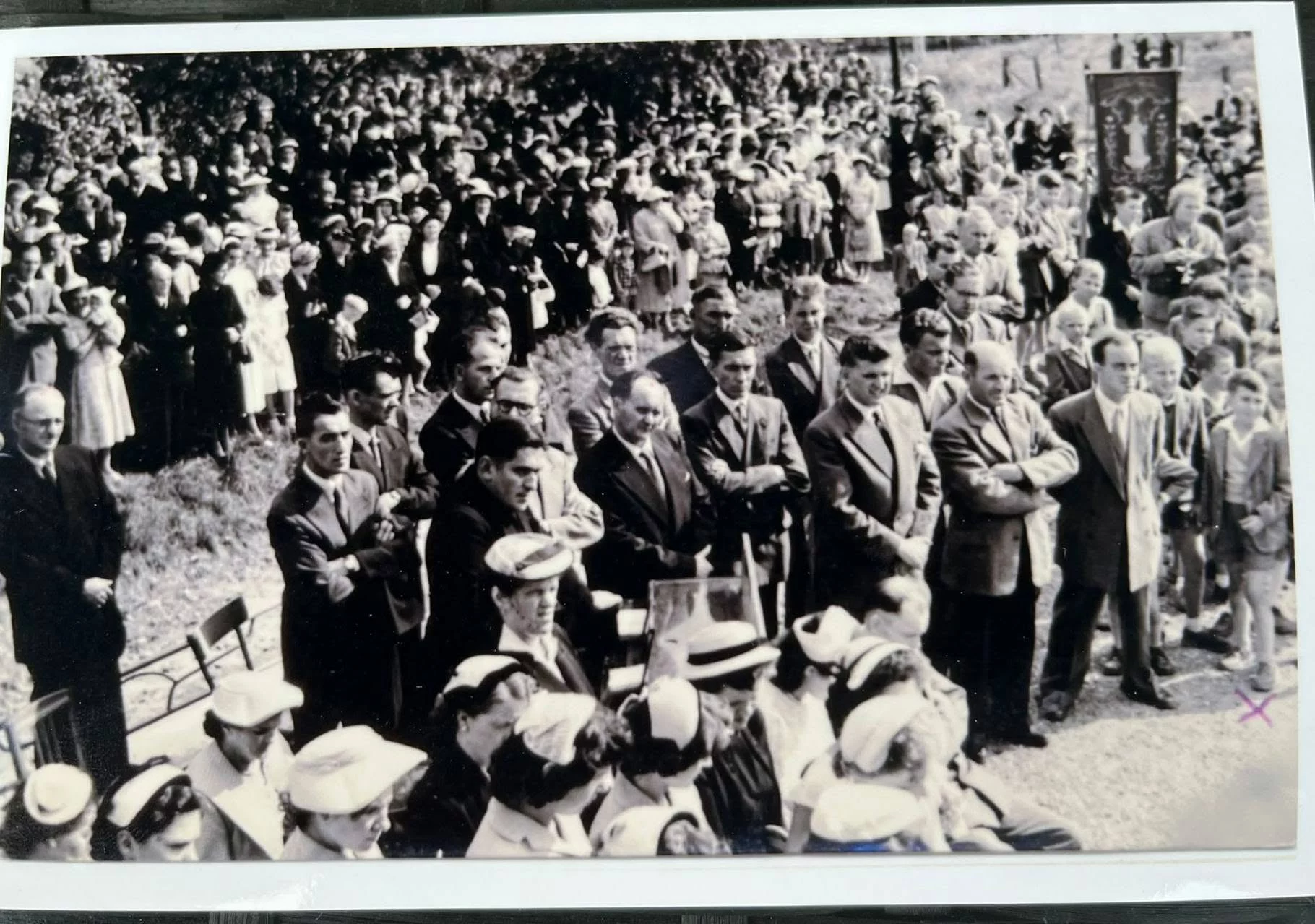 Habitants réunis pour l’inauguration de la grotte de Diebling — 1966