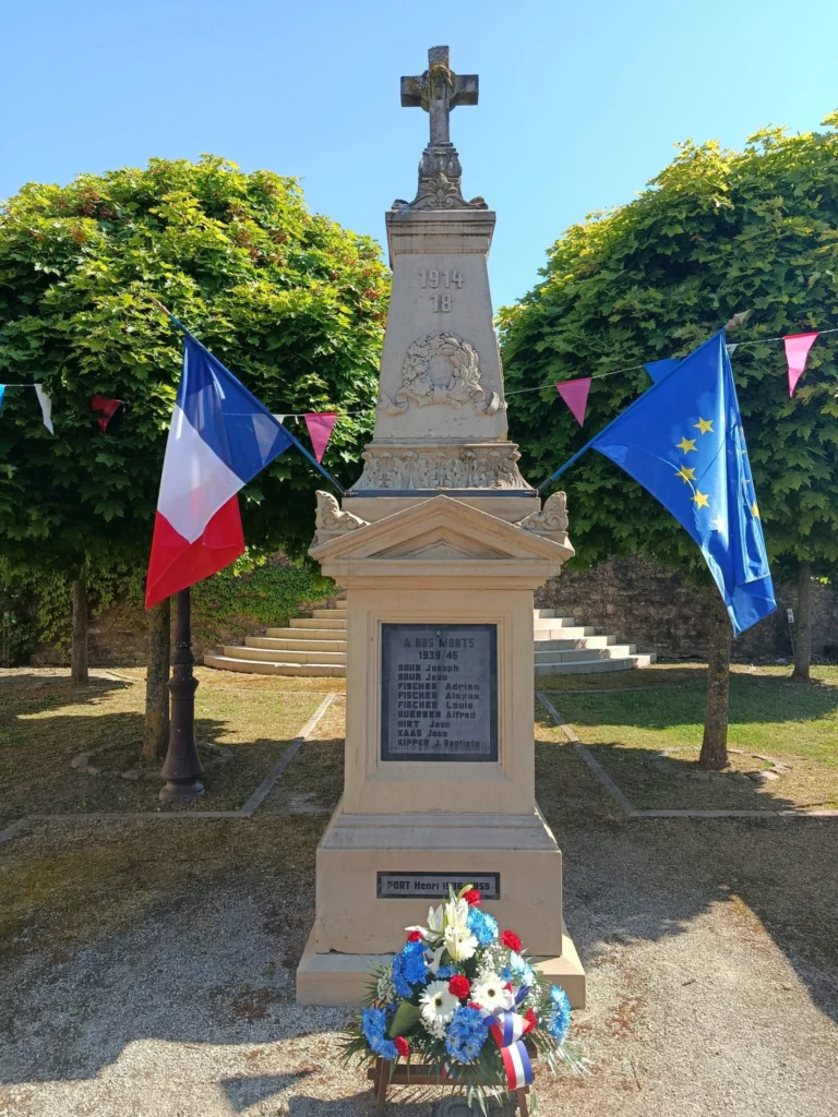 Monument aux morts de Diebling décoré pour une commémoration