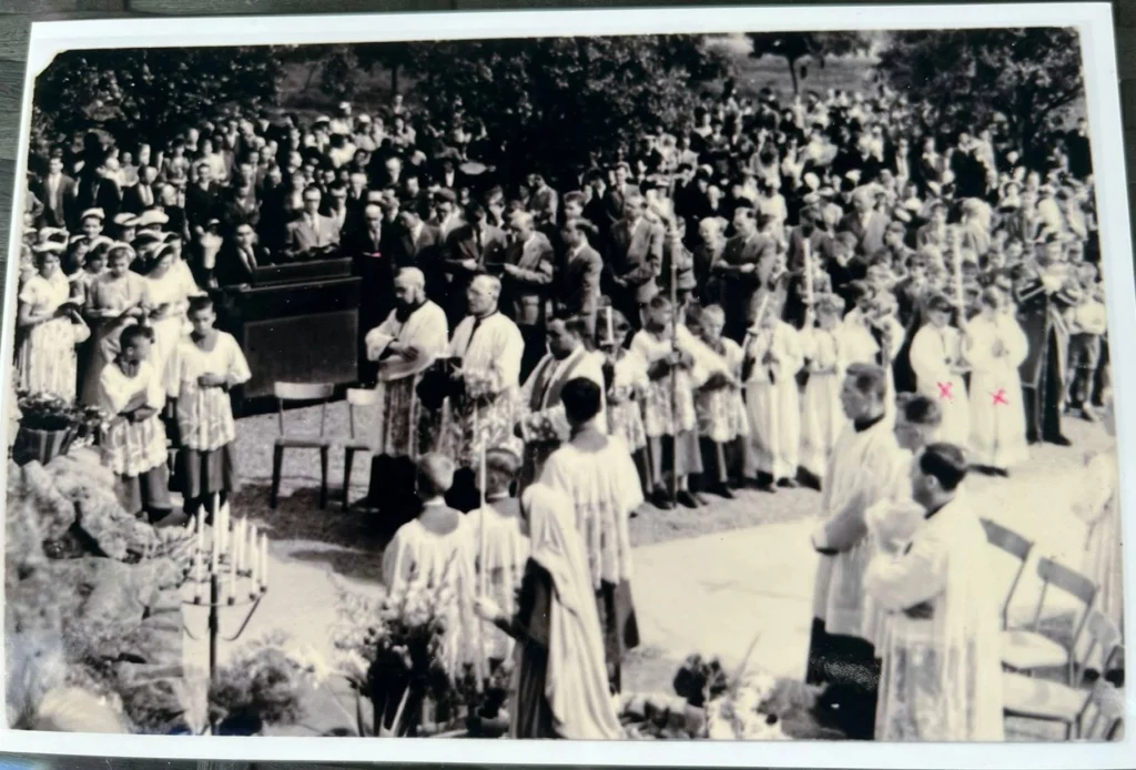 Cérémonie religieuse lors de l’inauguration de la grotte de Diebling — 1966