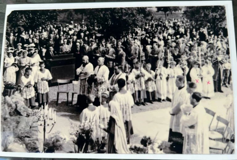 Cérémonie religieuse lors de l’inauguration de la grotte de Diebling — 1966
