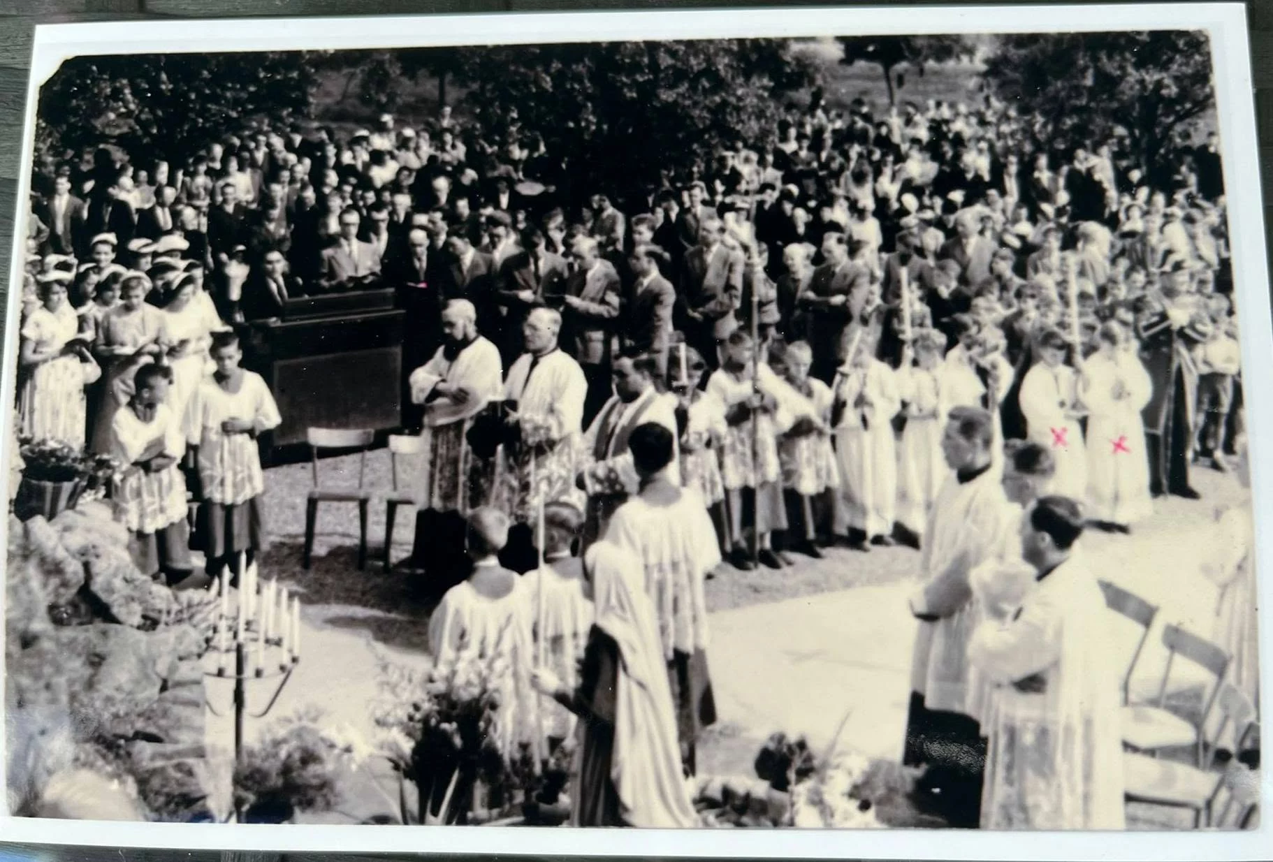 Cérémonie religieuse lors de l’inauguration de la grotte de Diebling — 1966