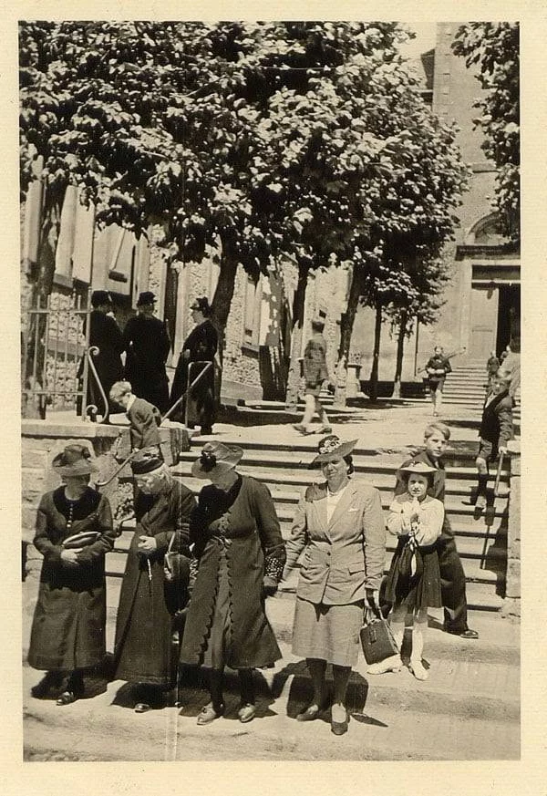 Sortie de l’église Saint-Wendelin devant la maison Lehn