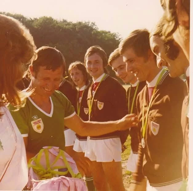 Remise de récompenses après une rencontre de football à Diebling