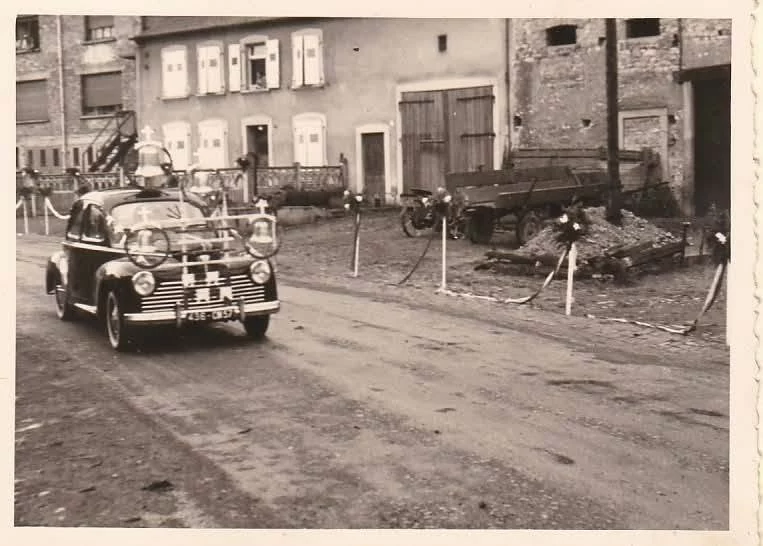 Transport des nouvelles cloches de la gare de Hundling à Diebling — voiture de tête