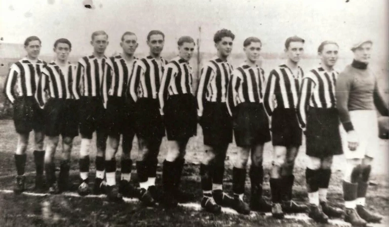 C'est une photo, d'avant guerre certainement, de l'équipe de football de Diebling,