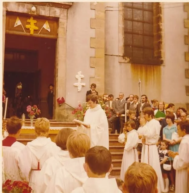 Cérémonie de consécration de l’abbé Jean-Marie devant l’église — 1973