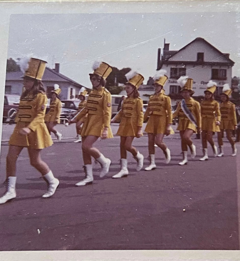 Défilé d’un groupe de majorettes non identifié — tenue jaune
