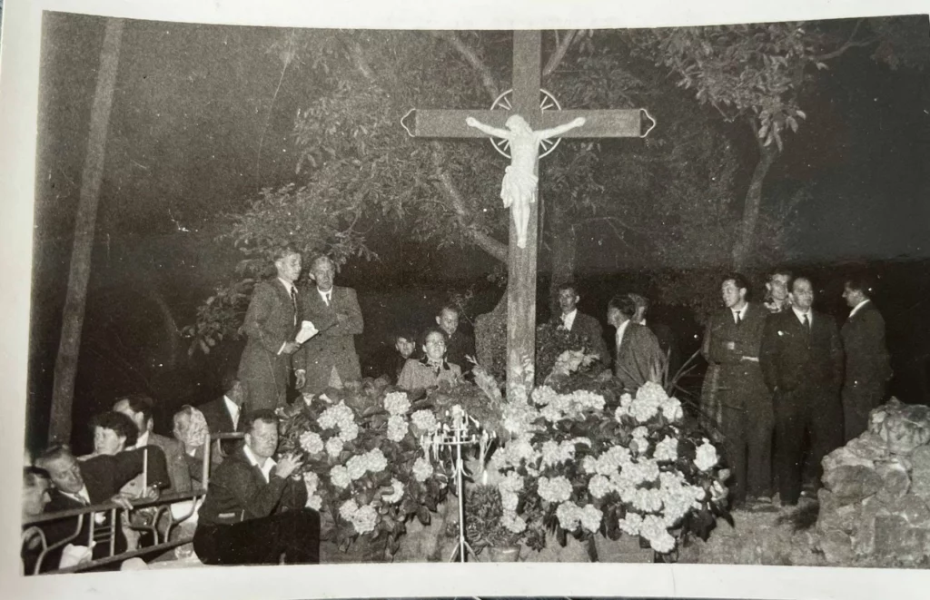 Veillée devant le crucifix lors de l’inauguration de la grotte — 1966