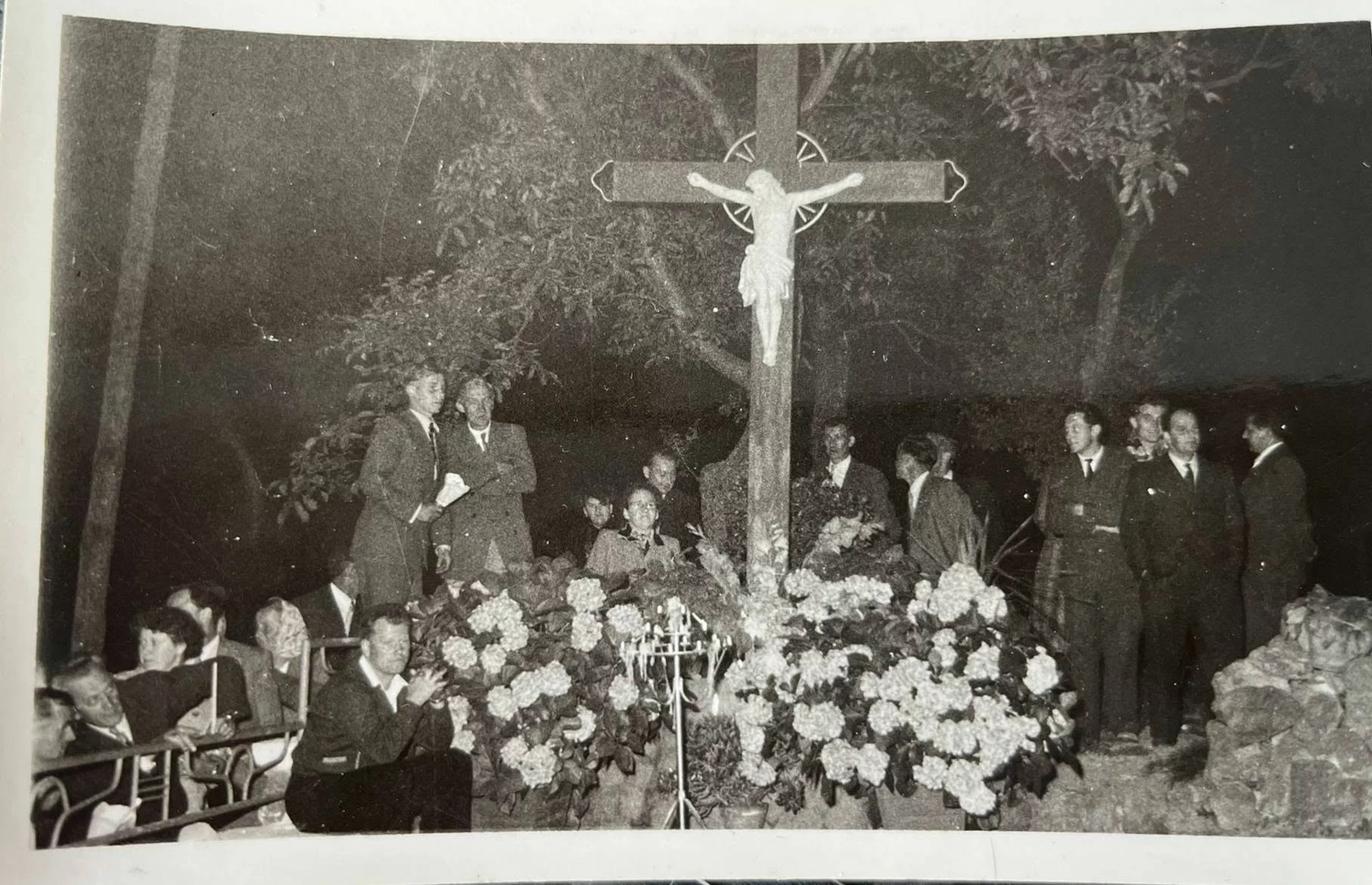 Veillée devant le crucifix lors de l’inauguration de la grotte — 1966