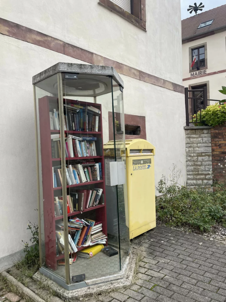 La boîte à livres de Diebling devant la mairie en 2025