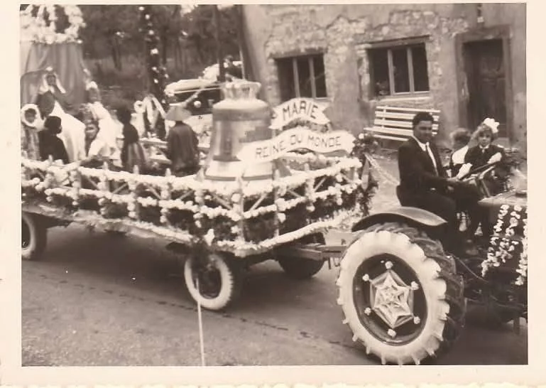 Transport des nouvelles cloches vers Diebling — char « Marie Reine du Monde »