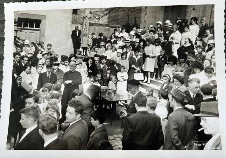 Habitants réunis pour le départ à la retraite de Sœur Blasia — 8 septembre 1963