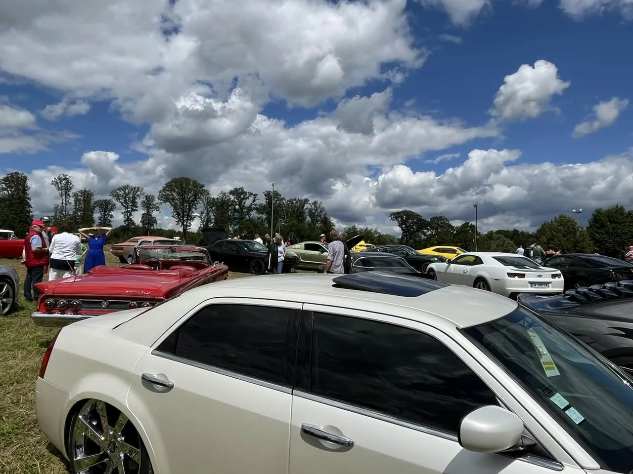 Américain Queens Show Les américaines sont de sortie avec ce beau soleil aux abords du Clos des arts
